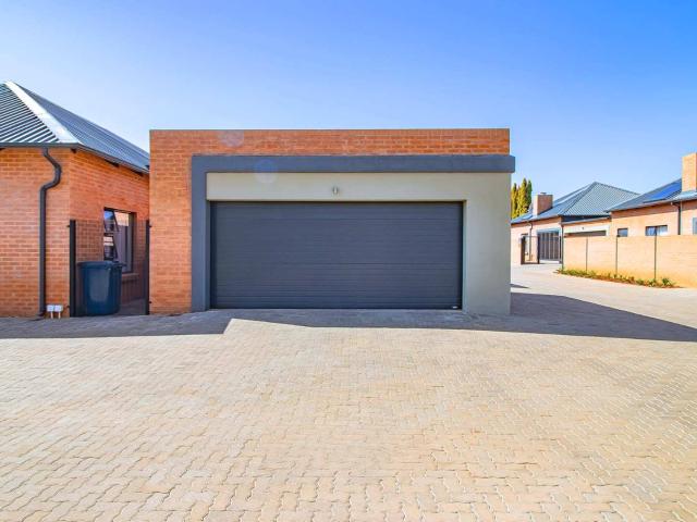Townhouse for sale in Waterkloof, Gauteng