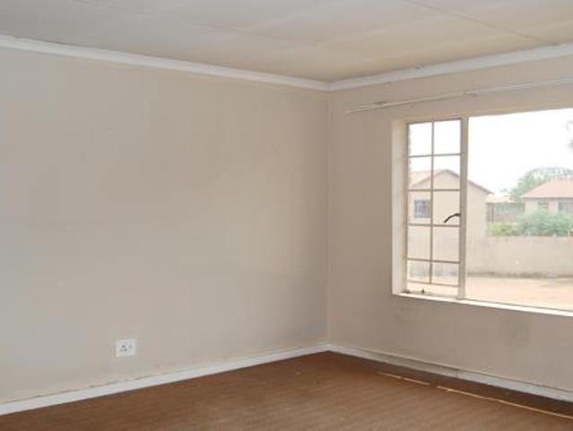 Townhouse for rent in Waterkloof, Gauteng