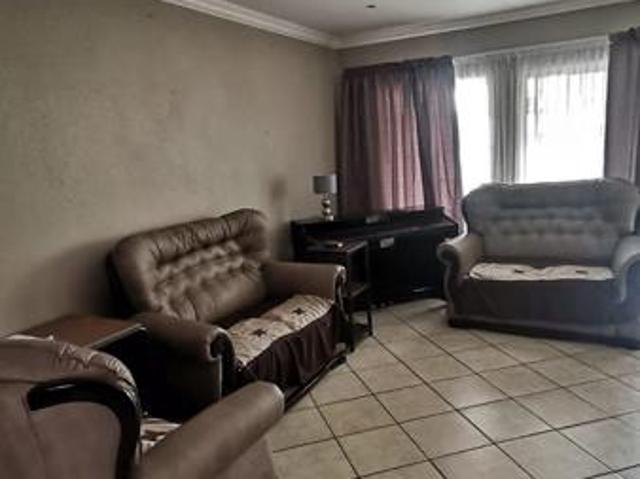 Townhouse for rent in Waterkloof, Gauteng