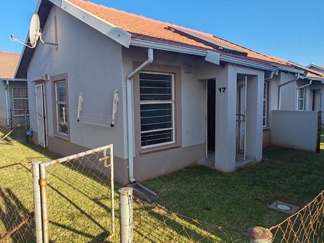 Townhouse for sale in Mohlakeng, Gauteng