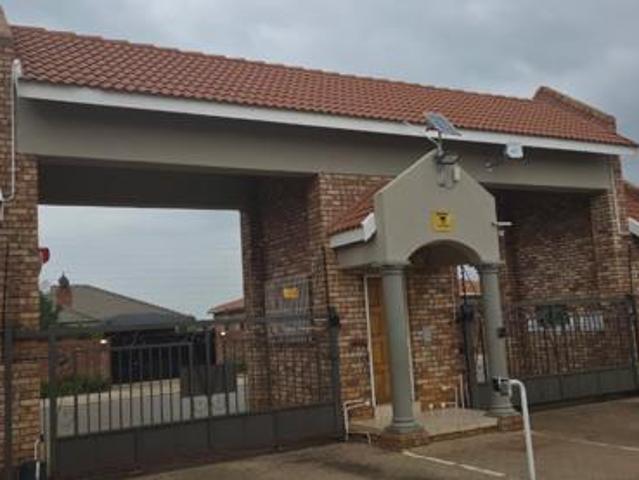 Townhouse for sale in Dr Kenneth Kaunda, North West