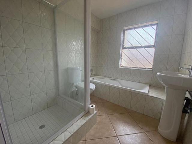 Townhouse for rent in Vosloorus, Gauteng