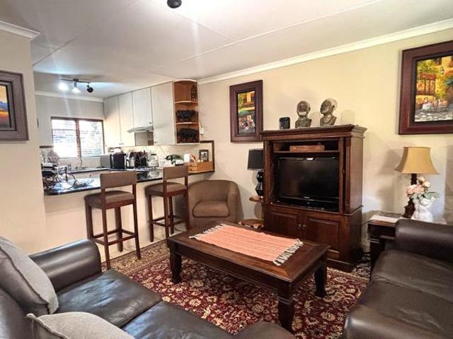 Townhouse for rent in Waterkloof, Gauteng