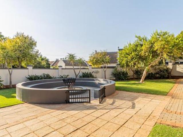 Townhouse for rent in Waterkloof, Gauteng