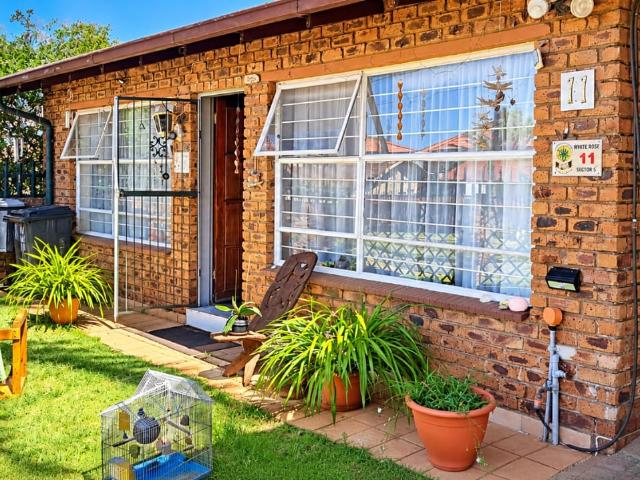 Townhouse for sale in Krugersdorp, Mogale City Local Municipality
