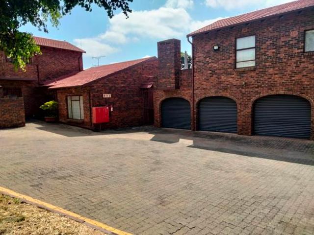 Townhouse for rent in Vosloorus, Gauteng