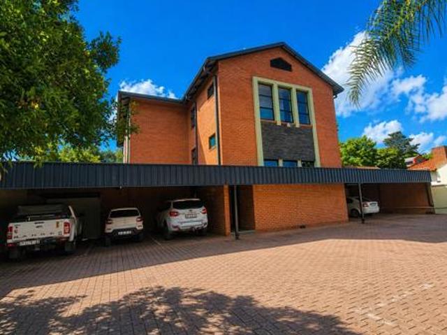 Townhouse for rent in Waterkloof, Gauteng