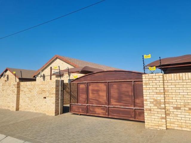 Townhouse for sale in Frances Baard, Northern Cape