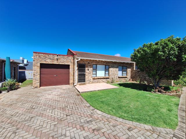 Townhouse for sale in Jeffreys Bay, Kouga Local Municipality