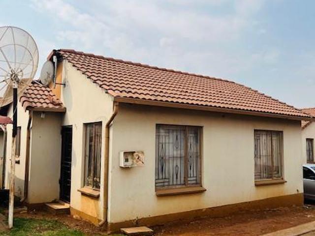 Townhouse for sale in Vosloorus, Gauteng