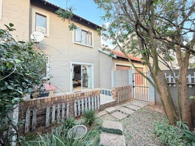 Townhouse for rent in Waterkloof, Gauteng