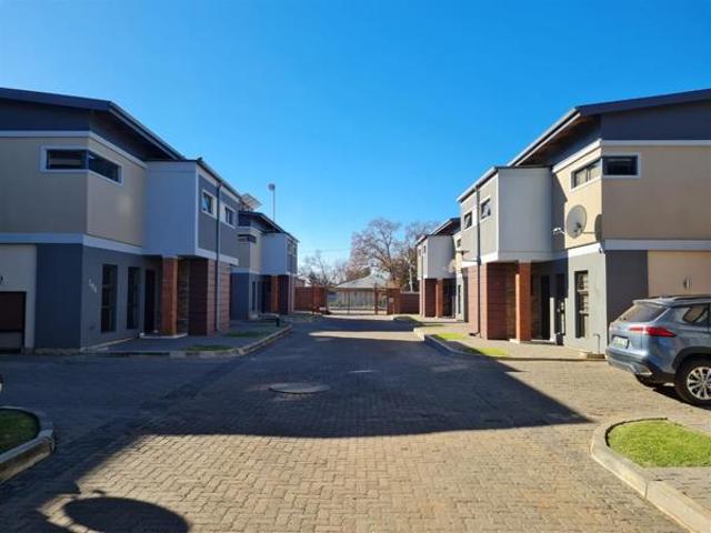 Townhouse for sale in Dr Kenneth Kaunda, North West