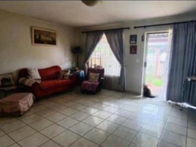 Townhouse for rent in Waterkloof, Gauteng