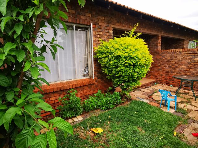 Townhouse for rent in Waterkloof, Gauteng