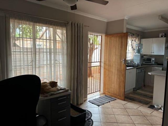 Townhouse for rent in Waterkloof, Gauteng