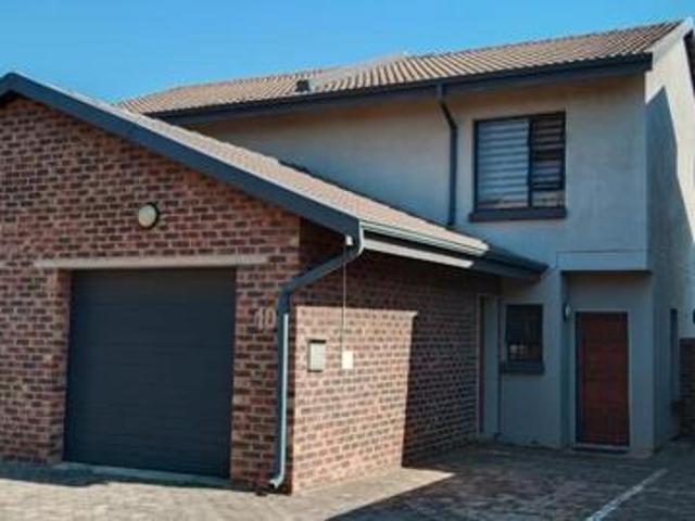 Townhouse for rent in Waterkloof, Gauteng