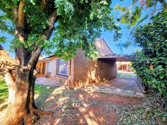 Townhouse for rent in Waterkloof, Gauteng