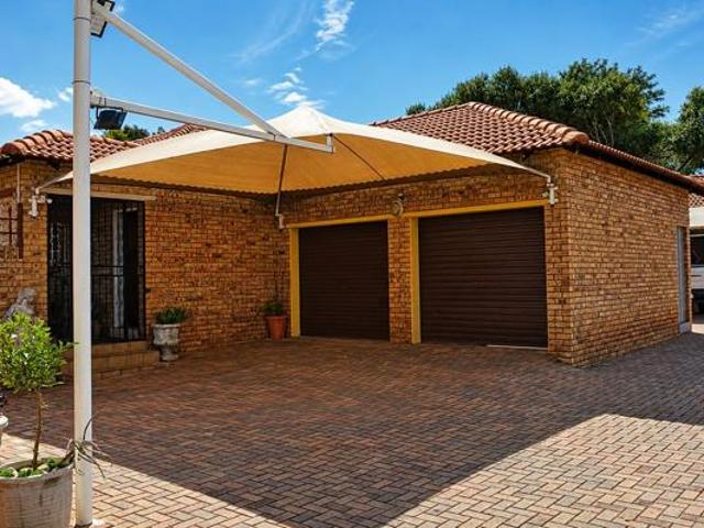 Townhouse for sale in Dr Kenneth Kaunda, North West