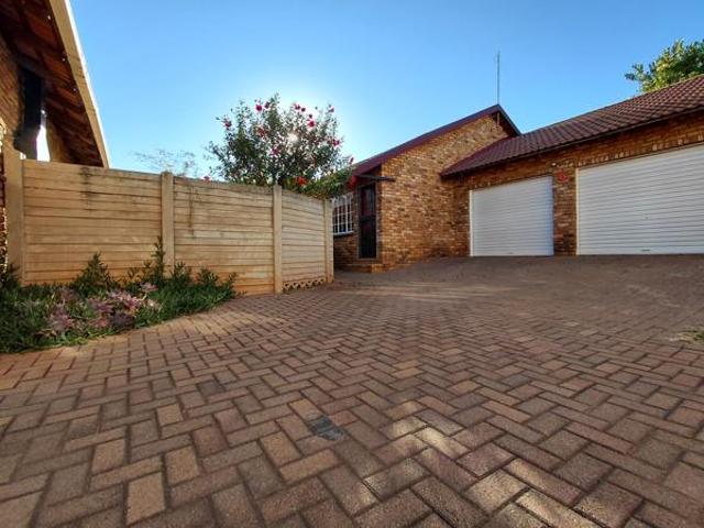 Townhouse for rent in Dr Kenneth Kaunda, North West