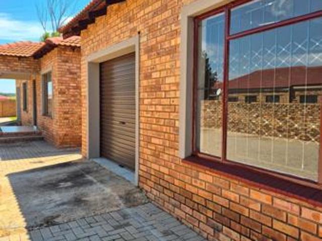 Townhouse for rent in Klerksdorp, Matlosana Local Municipality