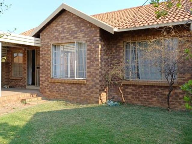 Townhouse for rent in Waterkloof, Gauteng