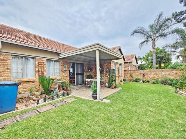 Townhouse for rent in Waterkloof, Gauteng