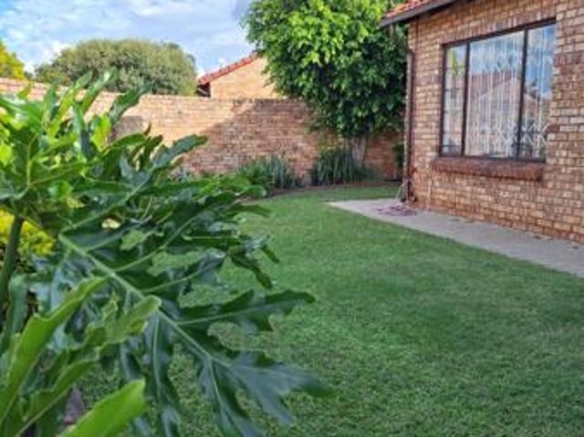 Townhouse for rent in Waterkloof, Gauteng
