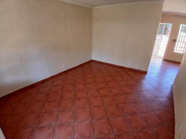 Townhouse for rent in Waterkloof, Gauteng
