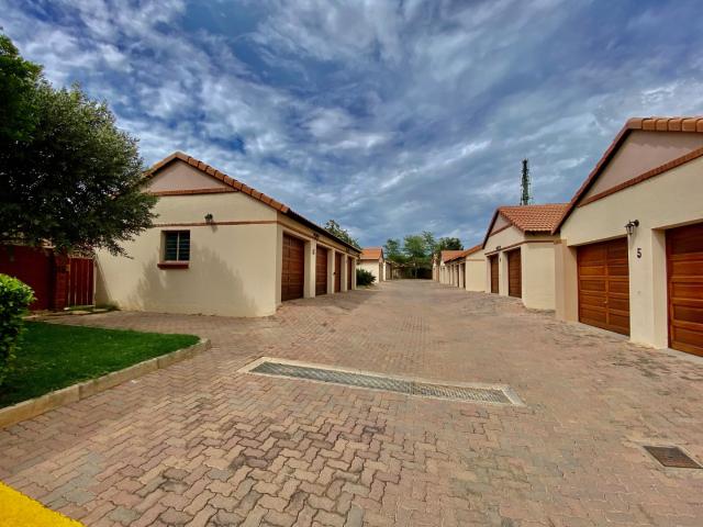 Townhouse for rent in Waterkloof, Gauteng