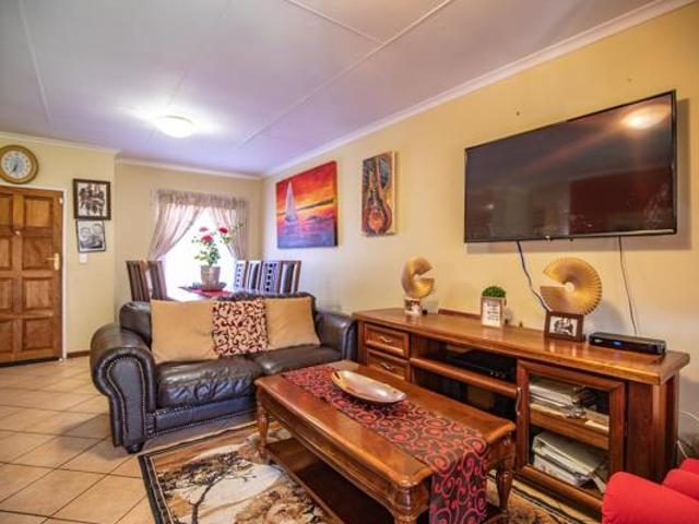 Townhouse for rent in Waterkloof, Gauteng