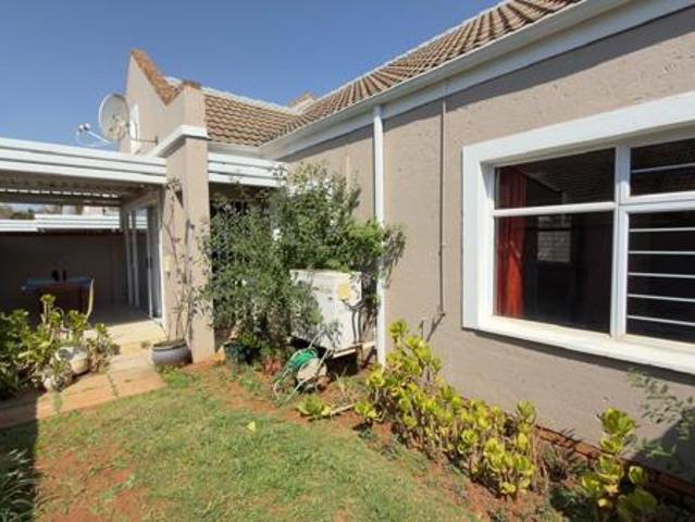 Townhouse for rent in Waterkloof, Gauteng