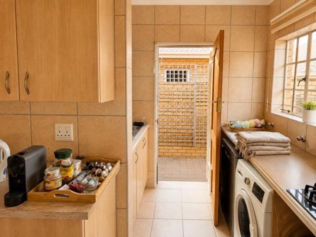 Townhouse for rent in Waterkloof, Gauteng