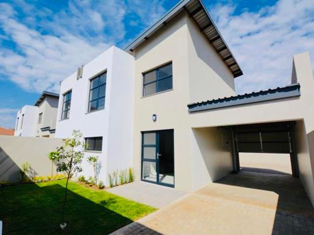 Townhouse for rent in Waterkloof, Gauteng