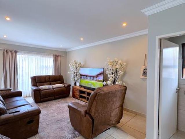 Townhouse for rent in Waterkloof, Gauteng