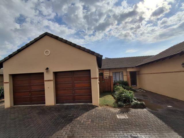 Townhouse for rent in Waterkloof, Gauteng