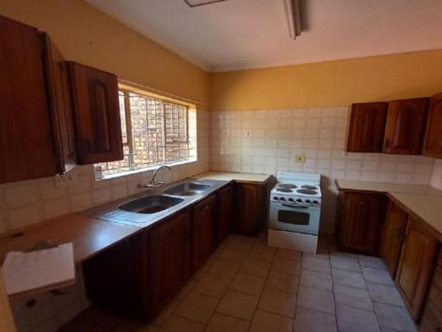Townhouse for rent in Waterkloof, Gauteng