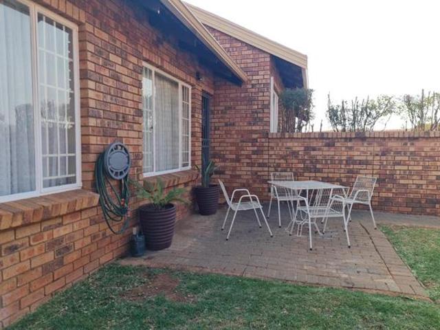 Townhouse for rent in Waterkloof, Gauteng