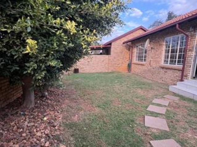 Townhouse for rent in Waterkloof, Gauteng