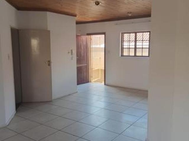 Townhouse for rent in Vosloorus, Gauteng