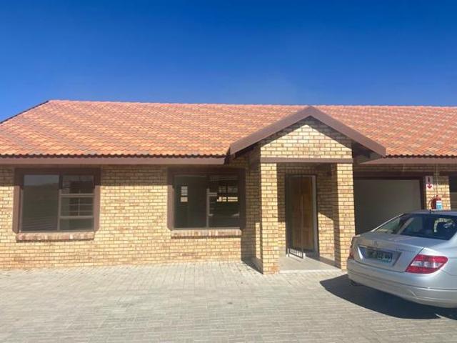 Townhouse for rent in Dr Kenneth Kaunda, North West