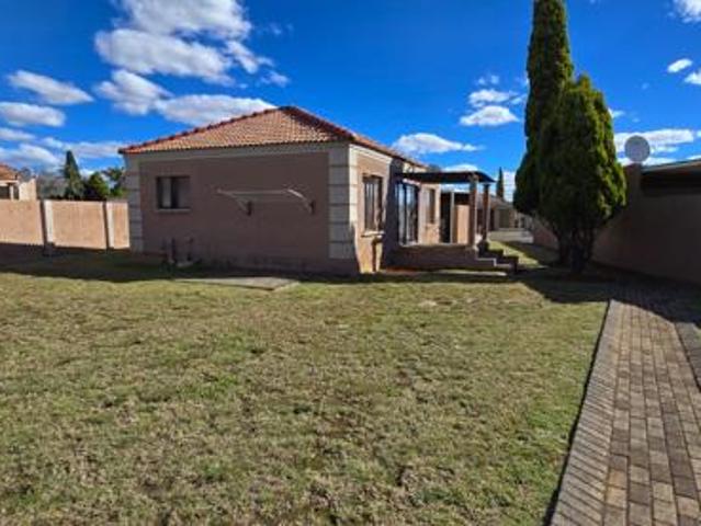 Townhouse for sale in Dr Kenneth Kaunda, North West