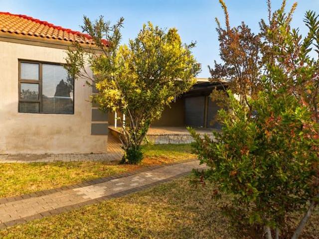 Townhouse for sale in Dr Kenneth Kaunda, North West