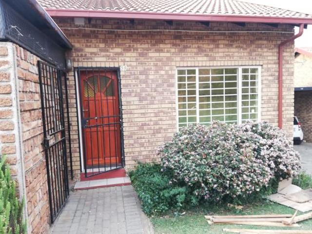 Townhouse for rent in Waterkloof, Gauteng