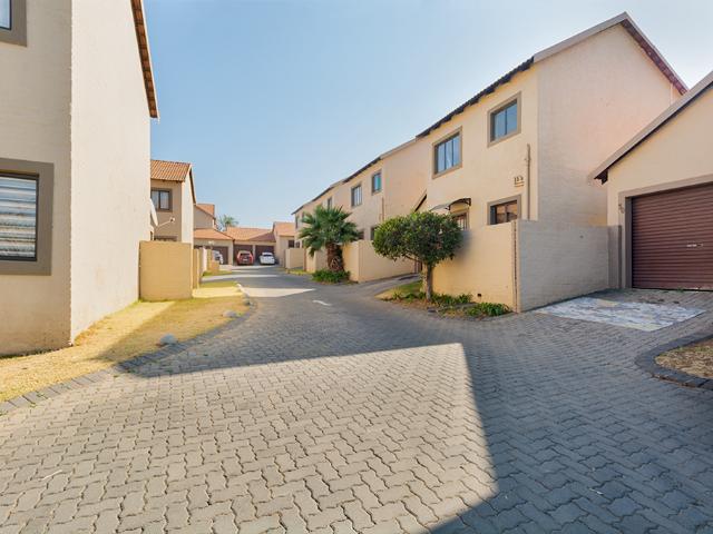 Townhouse for rent in Halfway Gardens, Midrand