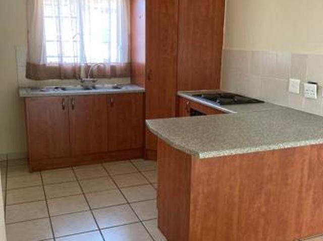 Townhouse for rent in Vosloorus, Gauteng