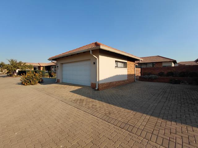 Townhouse for rent in Waterkloof, Gauteng