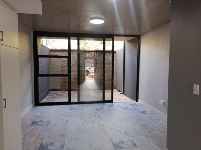 Townhouse for rent in Waterkloof, Gauteng