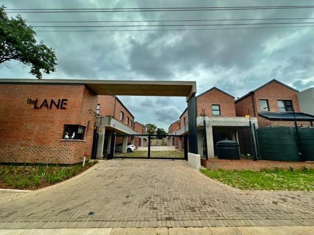 Townhouse for rent in Waterkloof, Gauteng