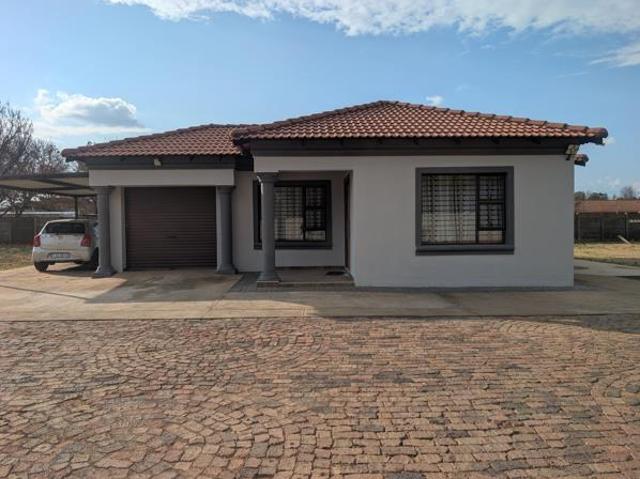 Townhouse for rent in Meyerton, Midvaal Local Municipality