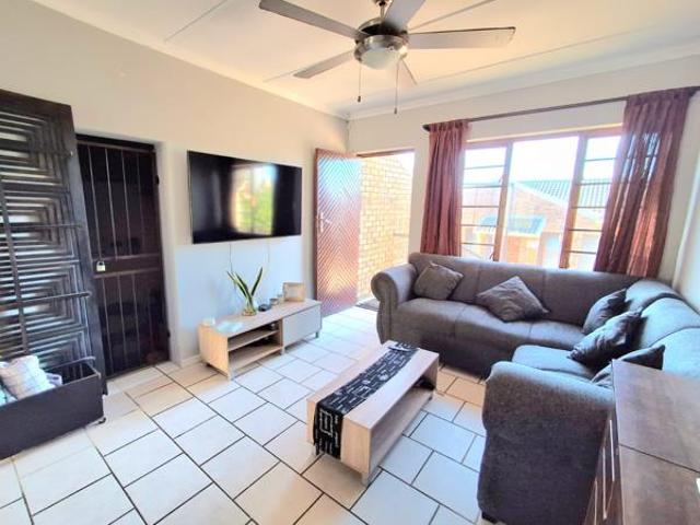Townhouse for sale in Jeffreys Bay, Kouga Local Municipality